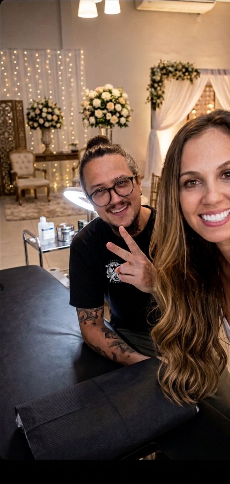 Sessão de tatuagem no estúdio Woonders